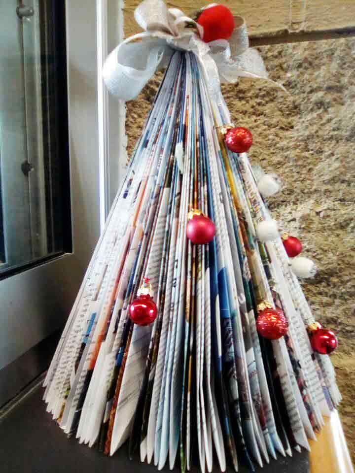 Decorazioni natalizie per la casa fai da te; fogli di giornale