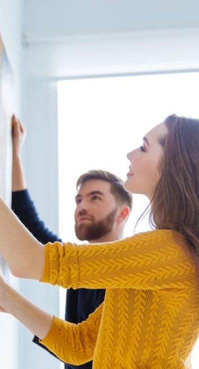 appendere quadri su scrigno