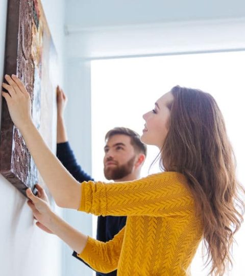 appendere quadri su scrigno