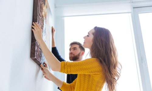 appendere quadri su scrigno