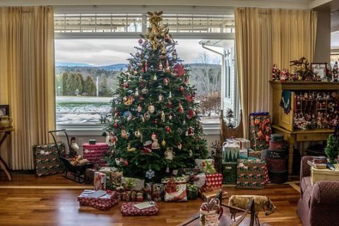 Arredare con l'albero di Natale; albero di natale; atmosfera natalizia; arredare con l'albero di natale