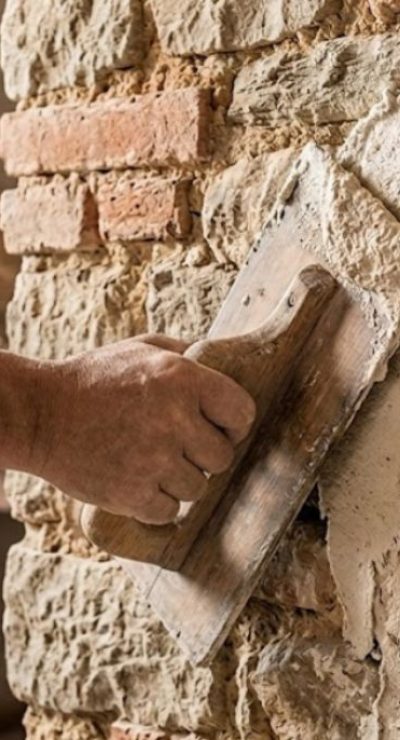 Intonaco a calce steso su un muro