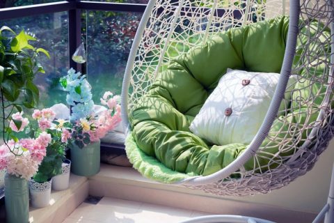 Come arredare un balcone stretto e lungo