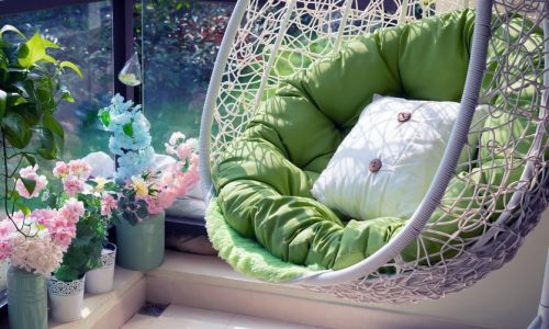 Come arredare un balcone stretto e lungo